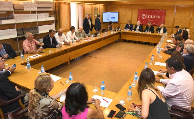 El senador se reunió con los empresarios burgaleses. 