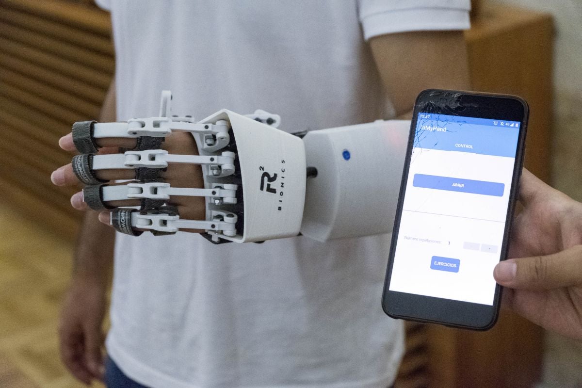 Dos investigadores de Salamanca diseñan el exoesqueleto biónico 'In my hand' que permite realizar actividades rutinarias y rehabilitación a personas con pérdida de movilidad en la mano