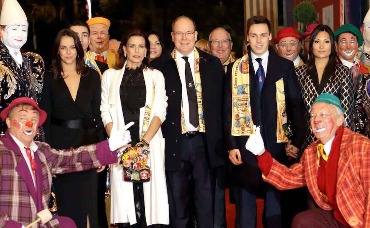 Príncipe Alberto II de Mónaco, su hermana Estefanía de Mónaco, su hija Pauline Ducruet y su hijo Louis Ducruet junto a su novia Marie Chevalier.