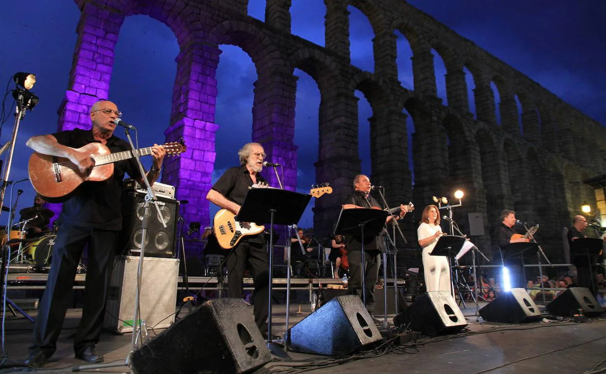 El grupo Nuevo Mester de Juglaria, en un concierto junto al acueducto de Segovia.
