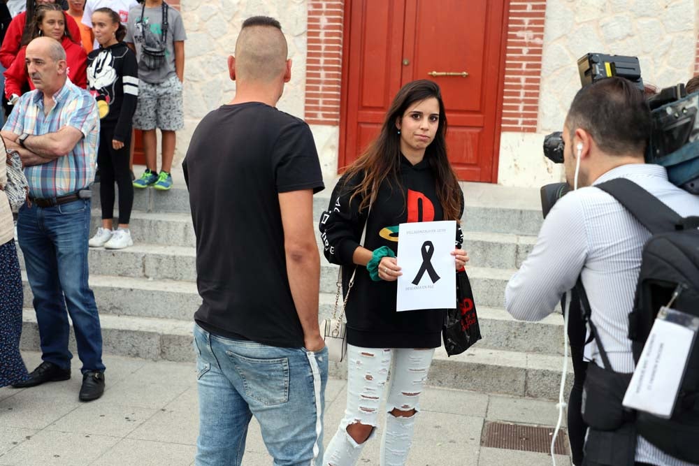 Un centenar de personas han mostrado un respetuoso silencio de casi cinco minutos en la Plaza de la Constitución | Vecinos de todas las edades han mostrado su repulsa por lo sucedido