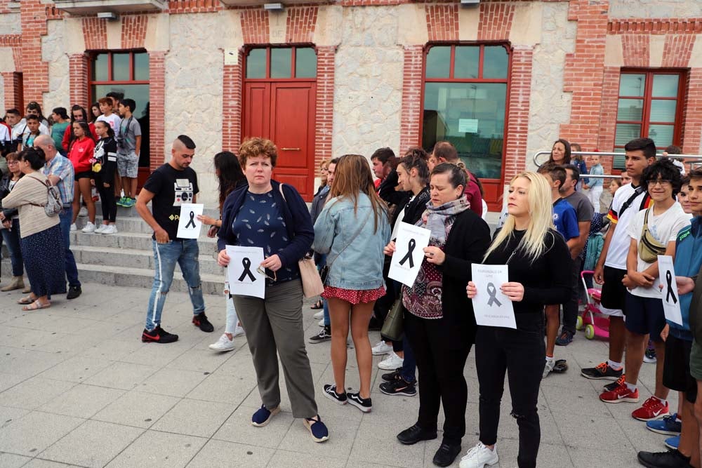 Un centenar de personas han mostrado un respetuoso silencio de casi cinco minutos en la Plaza de la Constitución | Vecinos de todas las edades han mostrado su repulsa por lo sucedido