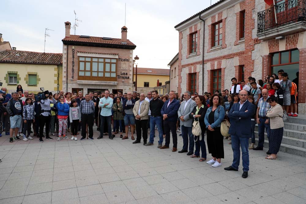 Un centenar de personas han mostrado un respetuoso silencio de casi cinco minutos en la Plaza de la Constitución | Vecinos de todas las edades han mostrado su repulsa por lo sucedido