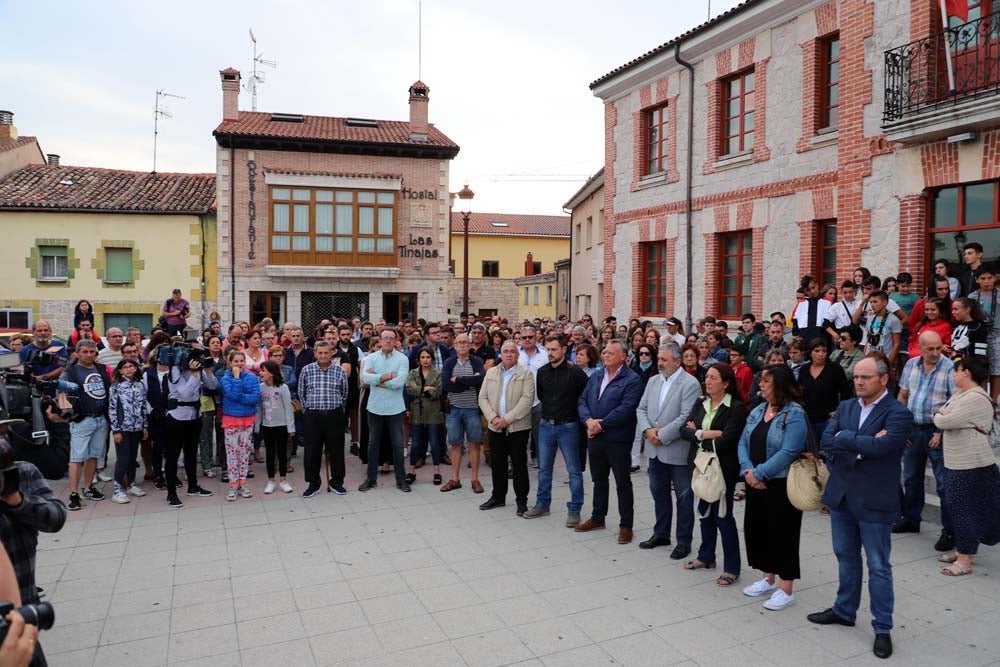 Un centenar de personas han mostrado un respetuoso silencio de casi cinco minutos en la Plaza de la Constitución | Vecinos de todas las edades han mostrado su repulsa por lo sucedido