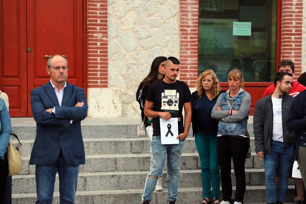 Un centenar de personas han mostrado un respetuoso silencio de casi cinco minutos en la Plaza de la Constitución | Vecinos de todas las edades han mostrado su repulsa por lo sucedido