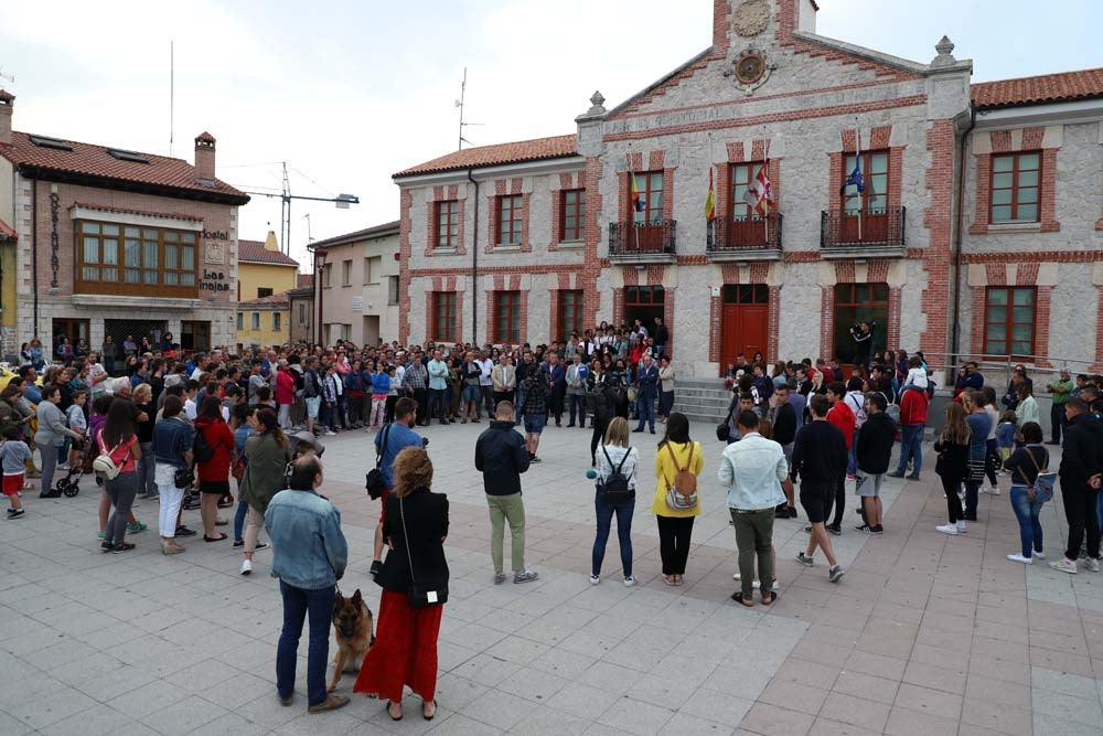 Un centenar de personas han mostrado un respetuoso silencio de casi cinco minutos en la Plaza de la Constitución | Vecinos de todas las edades han mostrado su repulsa por lo sucedido