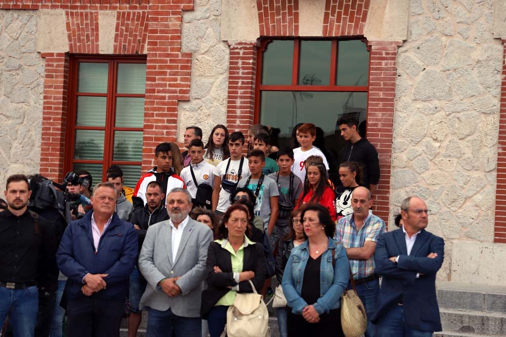 Un centenar de personas han mostrado un respetuoso silencio de casi cinco minutos en la Plaza de la Constitución | Vecinos de todas las edades han mostrado su repulsa por lo sucedido