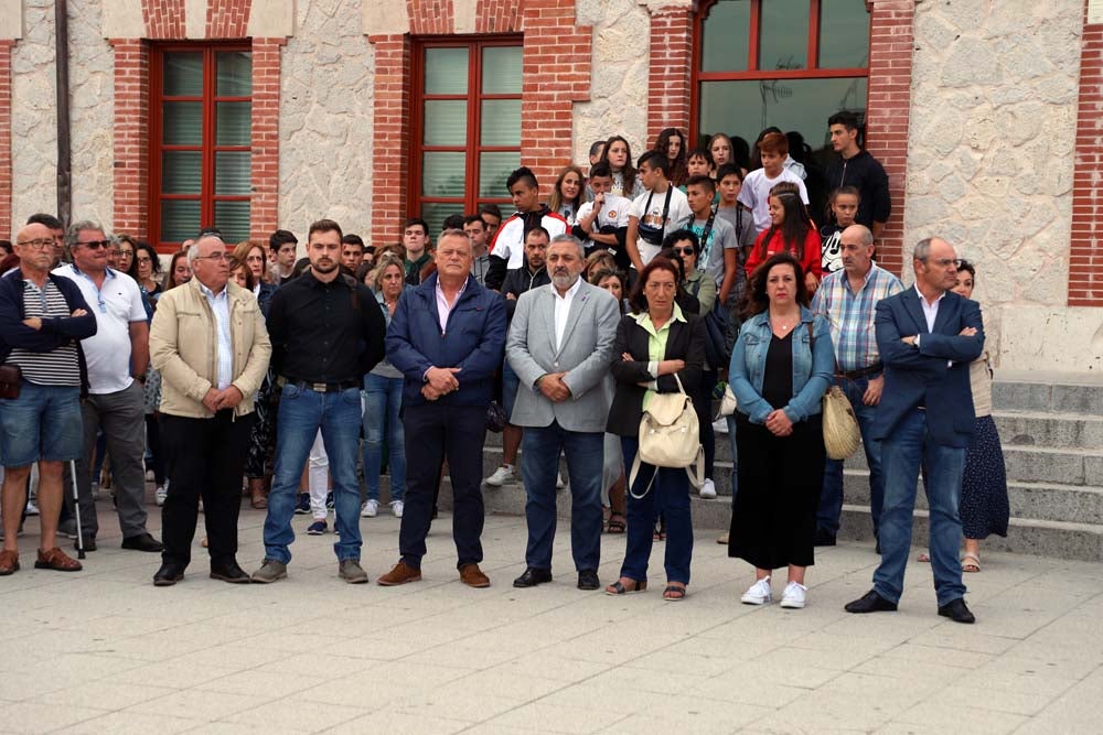 Un centenar de personas han mostrado un respetuoso silencio de casi cinco minutos en la Plaza de la Constitución | Vecinos de todas las edades han mostrado su repulsa por lo sucedido