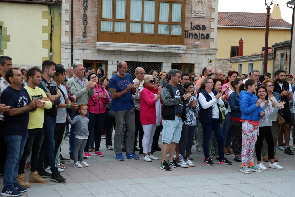 Un centenar de personas han mostrado un respetuoso silencio de casi cinco minutos en la Plaza de la Constitución | Vecinos de todas las edades han mostrado su repulsa por lo sucedido