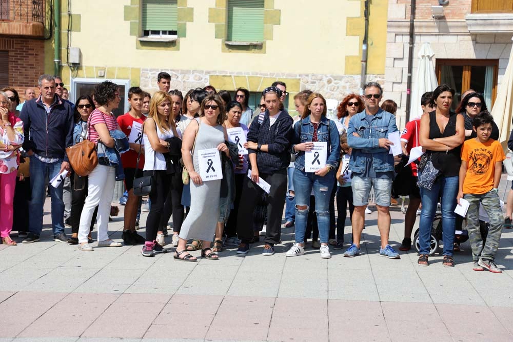 La localidad de Villagonzalo Pedernales recuerda a Pepi y demuestra el máximo respeto a su memoria | Dos centenares de personas se han concentrado en la Plaza de la Constitución, acompañados por representantes institucionales