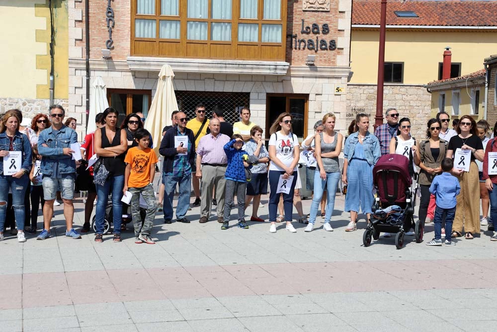 La localidad de Villagonzalo Pedernales recuerda a Pepi y demuestra el máximo respeto a su memoria | Dos centenares de personas se han concentrado en la Plaza de la Constitución, acompañados por representantes institucionales