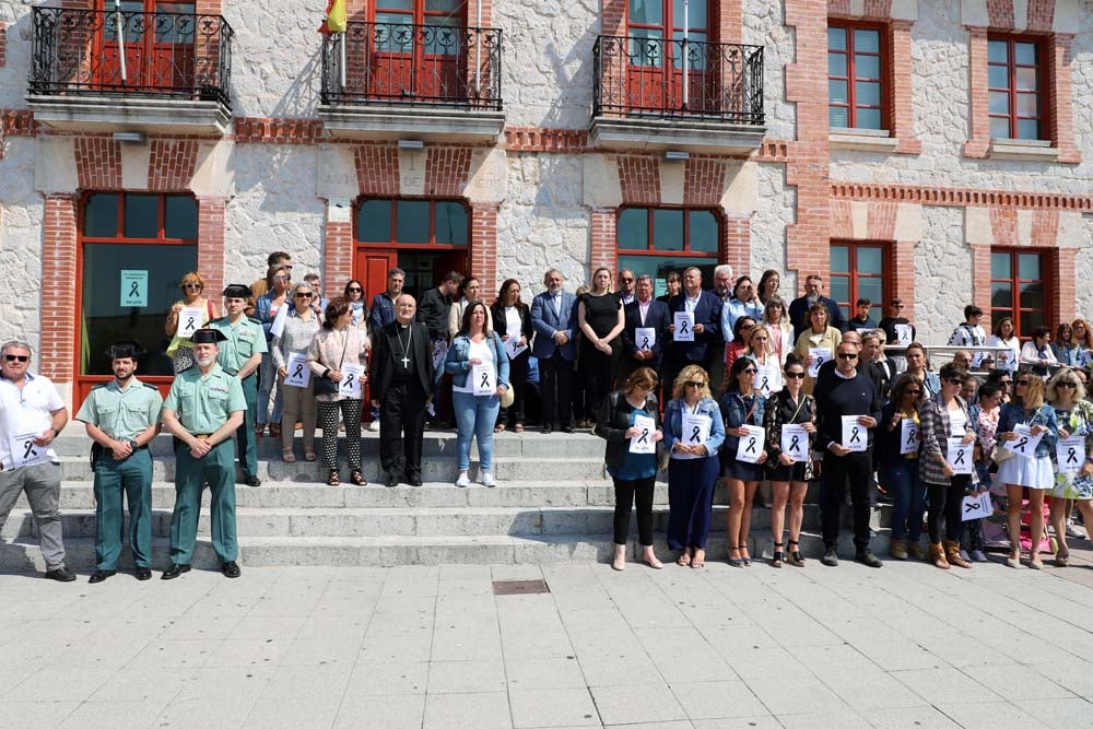 La localidad de Villagonzalo Pedernales recuerda a Pepi y demuestra el máximo respeto a su memoria | Dos centenares de personas se han concentrado en la Plaza de la Constitución, acompañados por representantes institucionales