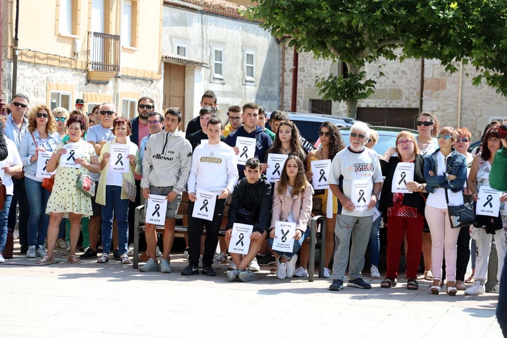 La localidad de Villagonzalo Pedernales recuerda a Pepi y demuestra el máximo respeto a su memoria | Dos centenares de personas se han concentrado en la Plaza de la Constitución, acompañados por representantes institucionales