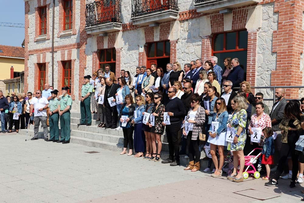 La localidad de Villagonzalo Pedernales recuerda a Pepi y demuestra el máximo respeto a su memoria | Dos centenares de personas se han concentrado en la Plaza de la Constitución, acompañados por representantes institucionales