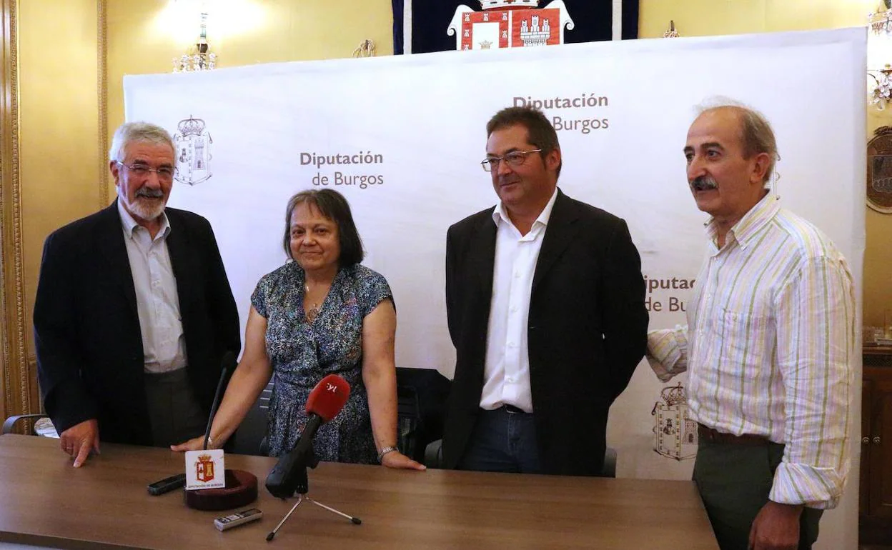 De izquierd a a derecha, los autores del libro, Félix Palomero y Madgalena Ilardia; el alcalde de Carazo, Jesús María Pinilla; y el diputado Ramiro Ibáñez.