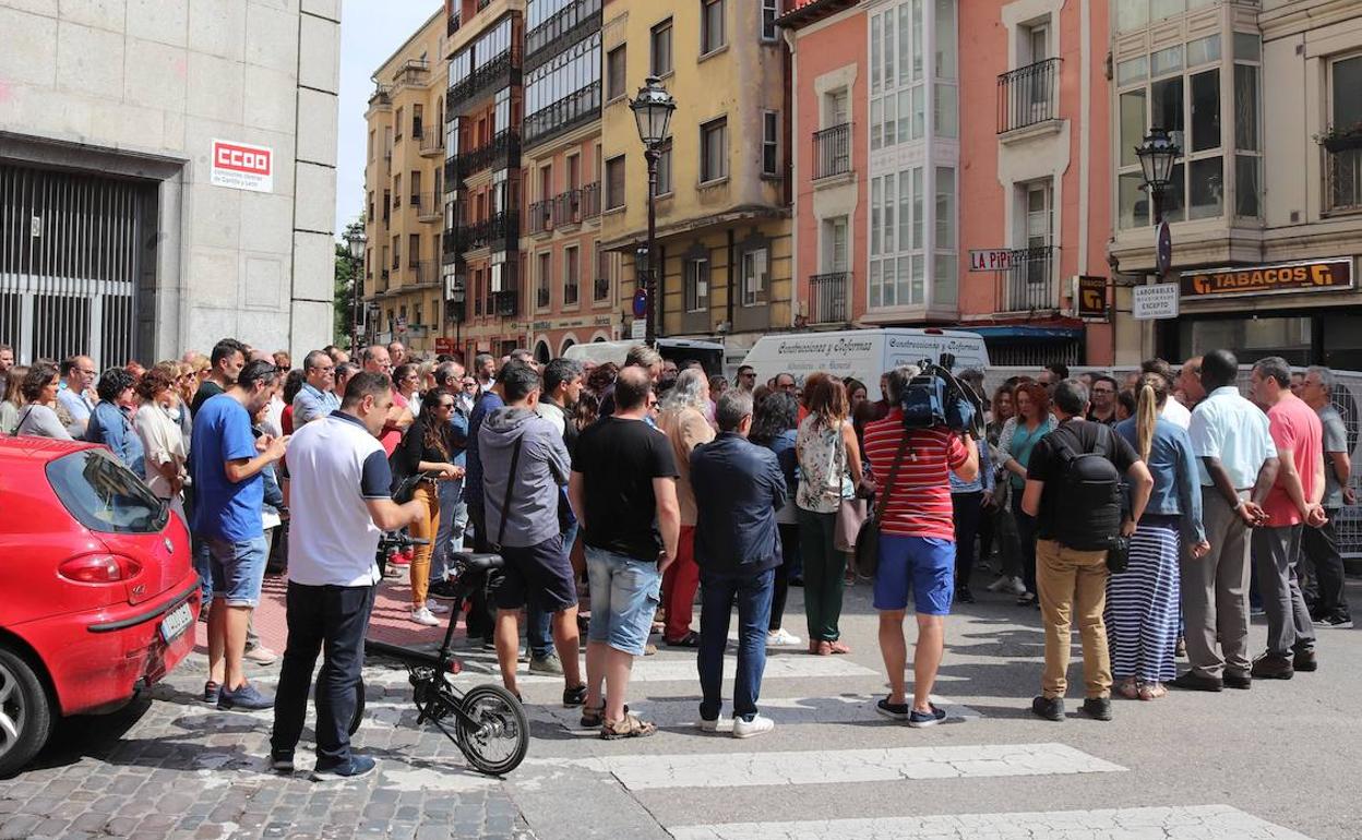 La concentración se ha desarrollado junto al edificio de sindicatos a mediodía.