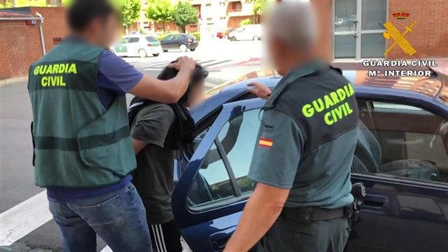 La Guardia Civil busca a un tercer implicado en los hechos y baraja la posibilidad de que la agresión se haya podido deber a un ajuste de cuentas por drogas