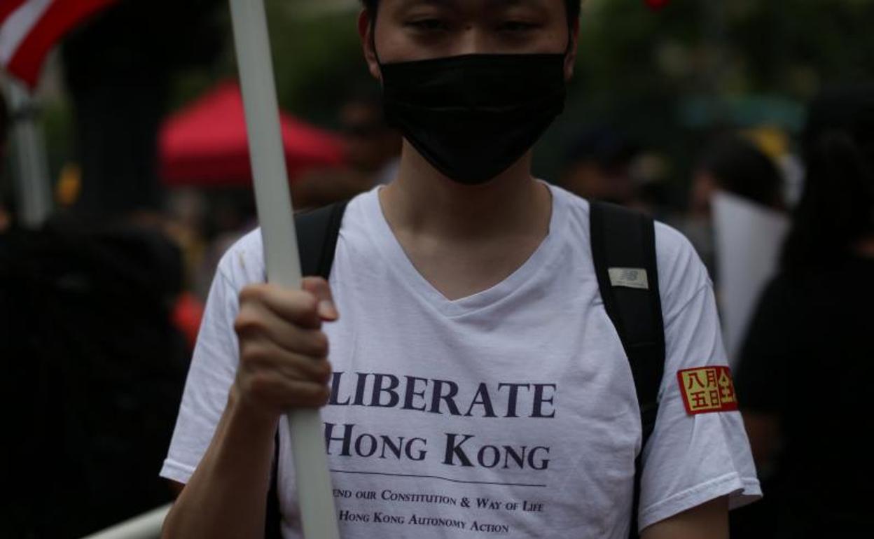 Una joven, durante la marcha en Hong Kong. 