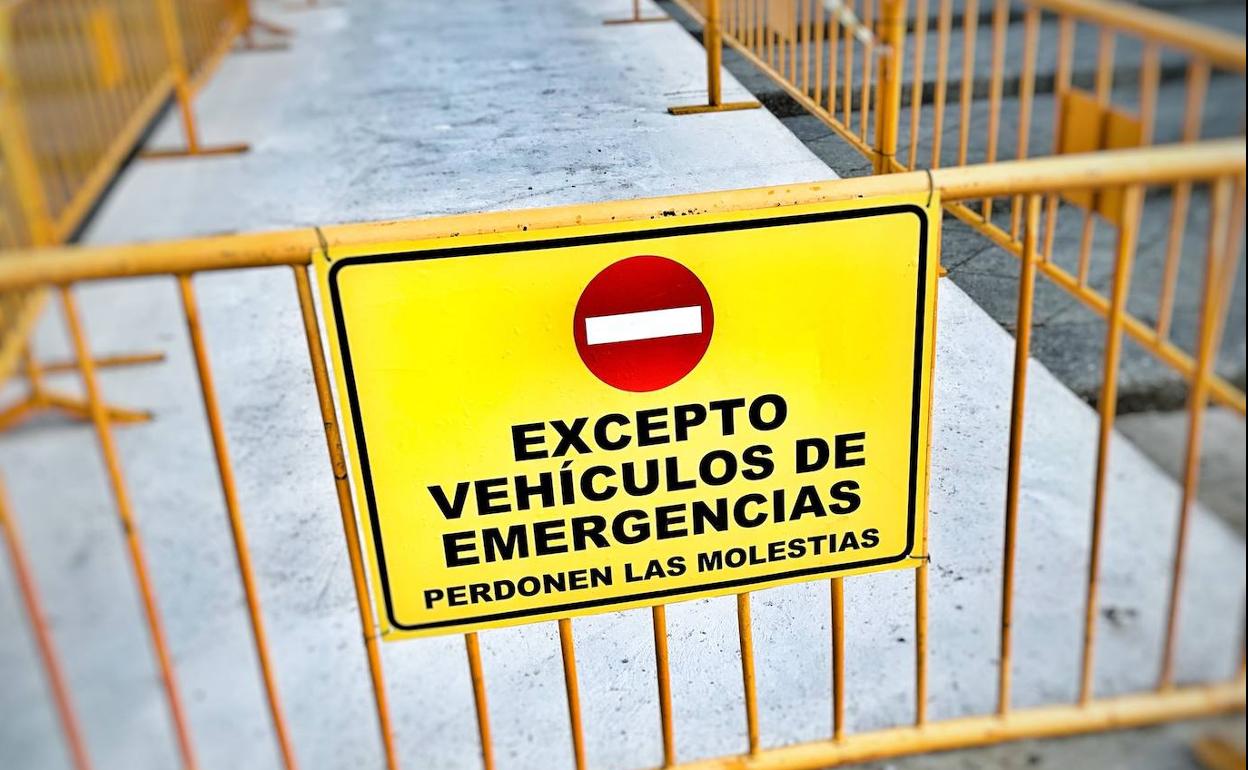 Cartel instalado a los pies de la rampa en el que se avisa de que solo pueden pasar vehículos de emergencia. 