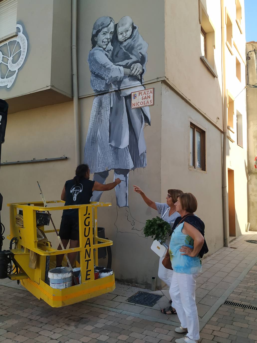 El deporte tradicional de mujeres conocido como 'Bolo beliforano' y el ganchillo son los protagonistas de los murales que abarcan 900 metros cuadrados en los edificios de la localidad