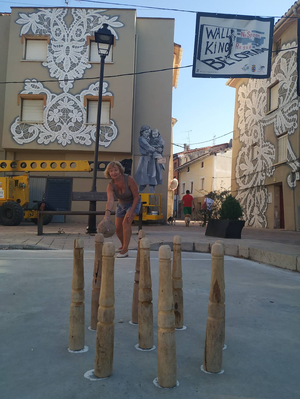 El deporte tradicional de mujeres conocido como 'Bolo beliforano' y el ganchillo son los protagonistas de los murales que abarcan 900 metros cuadrados en los edificios de la localidad