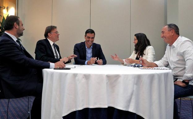 José Luis Ábalos, Ximo Puig, Pedro Sánchez, Mónica Oltra y Joan Baldoví, durante la reunión celebrada este lunes en Valencia.