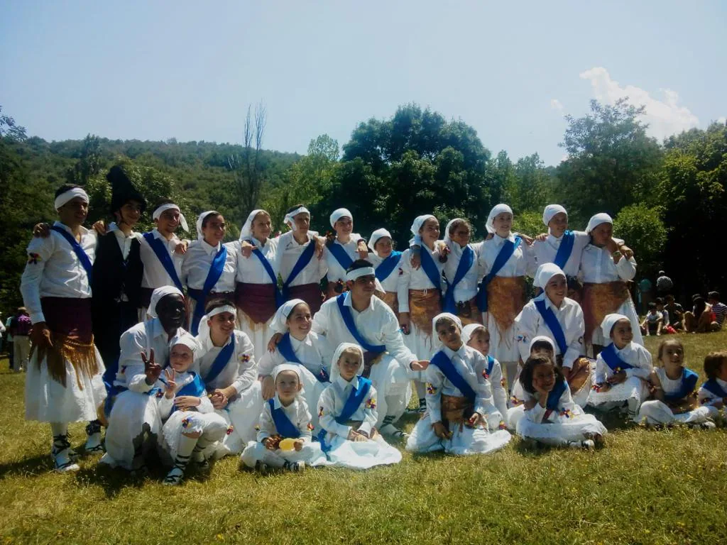 Grupo de jóvenes con el traje típico de Villafranca Montes de Oca