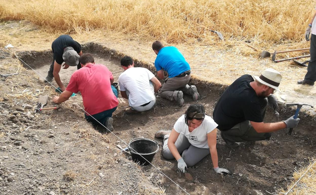 Los arqueólogos del Proyecto Bravum, trabajando durante la última campaña de excavación.