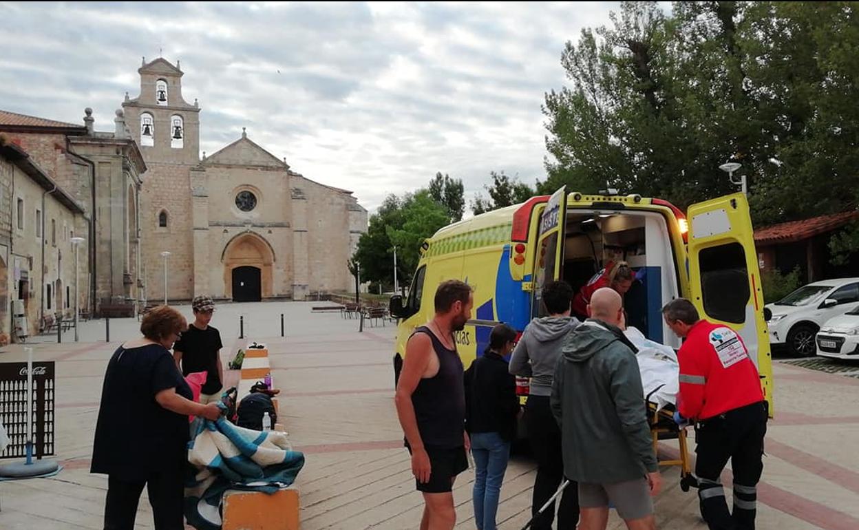 Una ambulancia del 112 ha trasladado a la peregrina al HUBU.