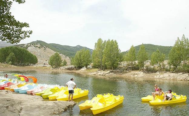 Zona de baño y recreativa en el embalse de Ruesga, en Palencia. 