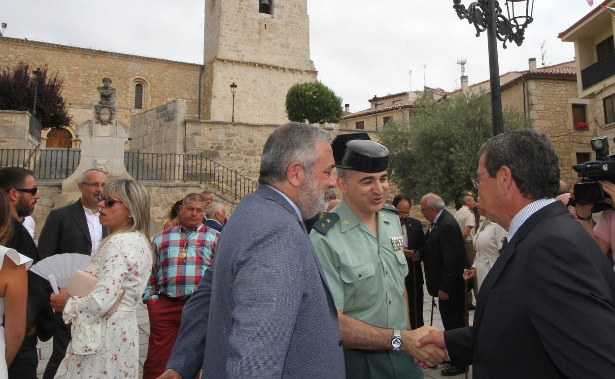 El presidente de la Diputación de Burgos, César Rico (derecha) charla con el subdelegado del Gobierno en Burgos, Pedro De la Fuente (izquierda) y con el Teniente Coronel de la Guardia Civil de Burgos, Alfonso Martín.