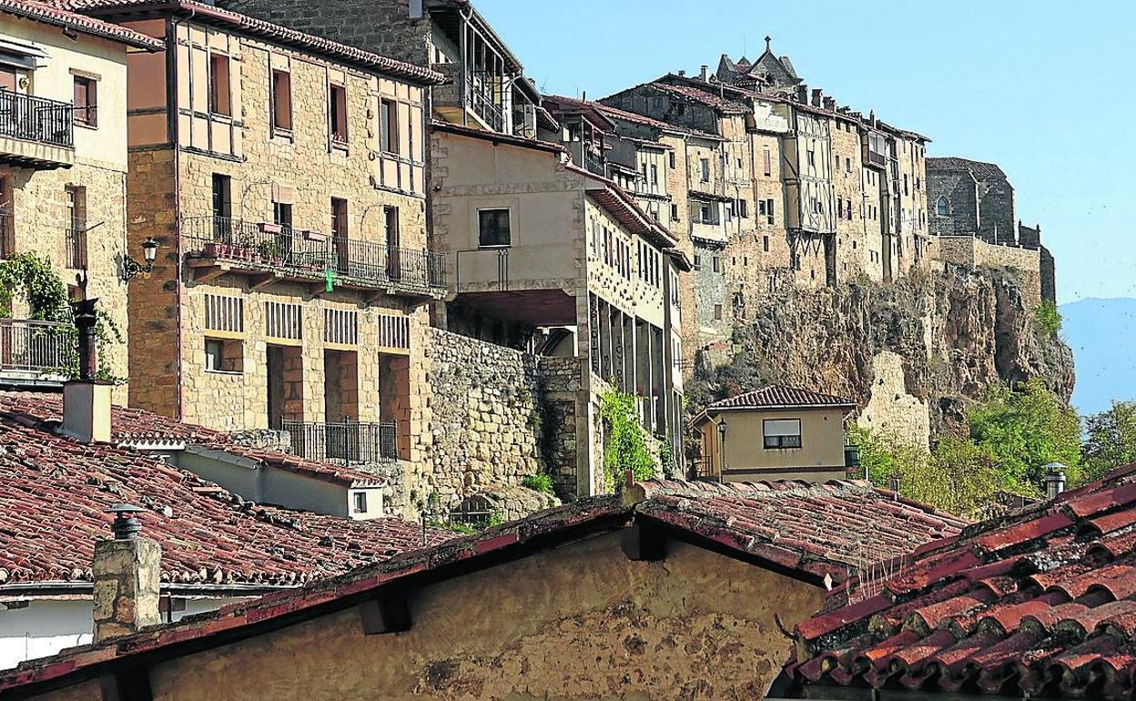 Vista de las casas colgantes de la localidad burgalesa de Frías.