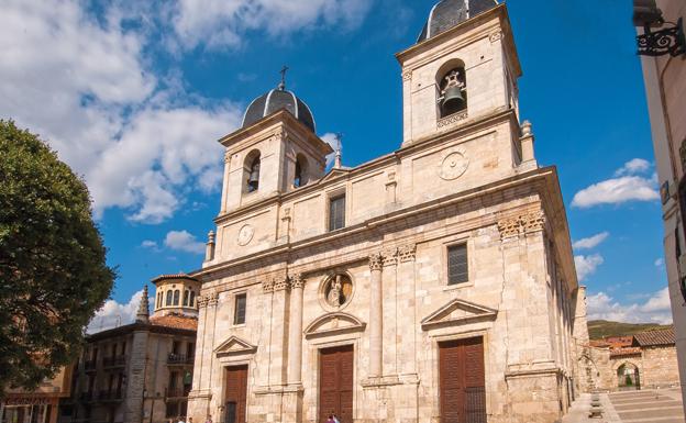 Fachada de la iglesia de Santa María, en Briviesca. 