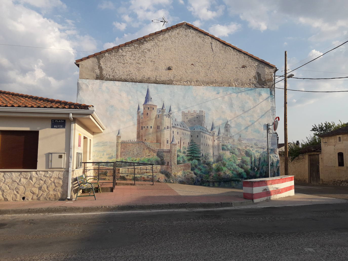 Marcelino García, en el último mural que está pintando en Moraleja de Cuéllar.