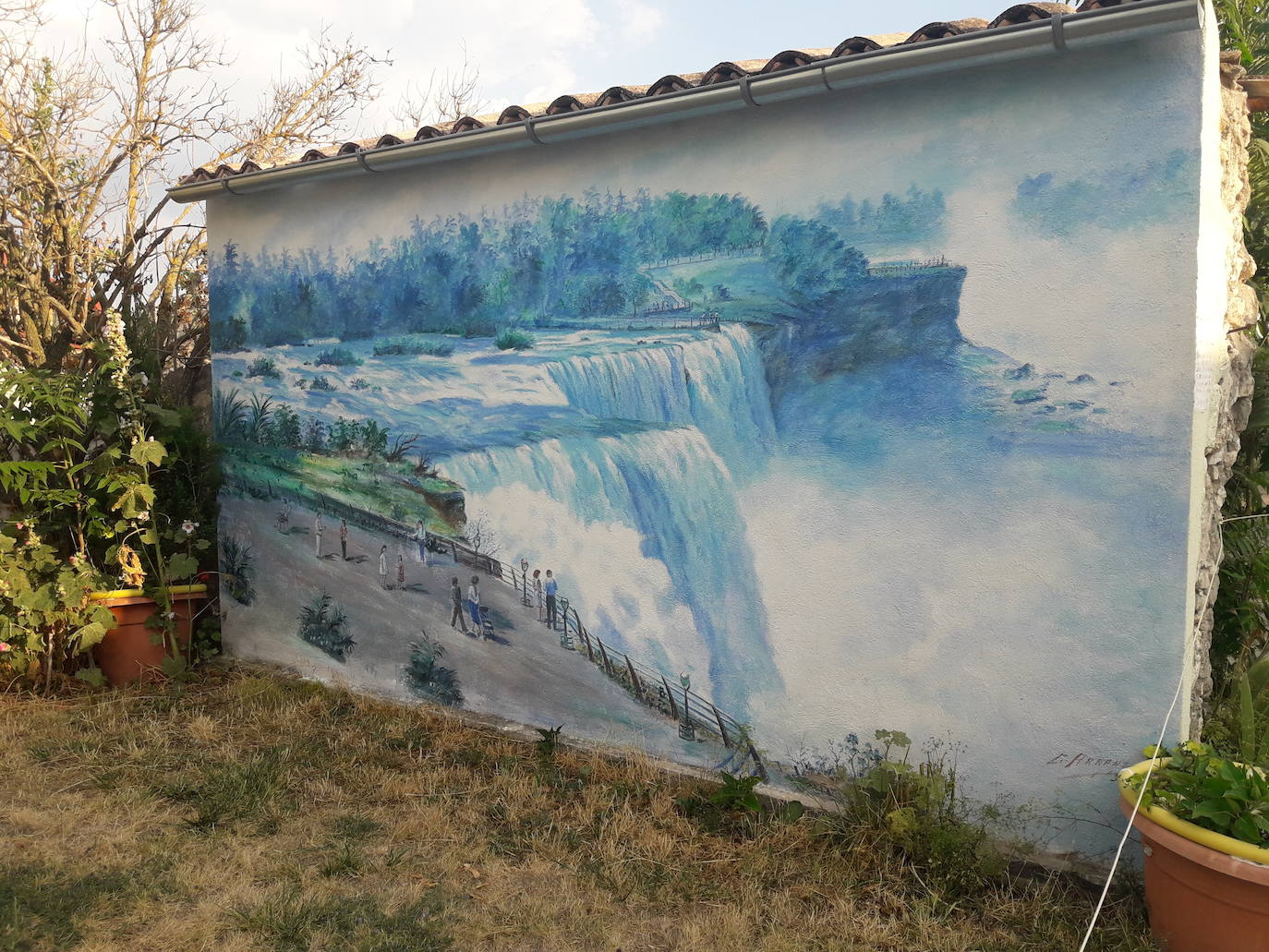 Marcelino García, en el último mural que está pintando en Moraleja de Cuéllar.