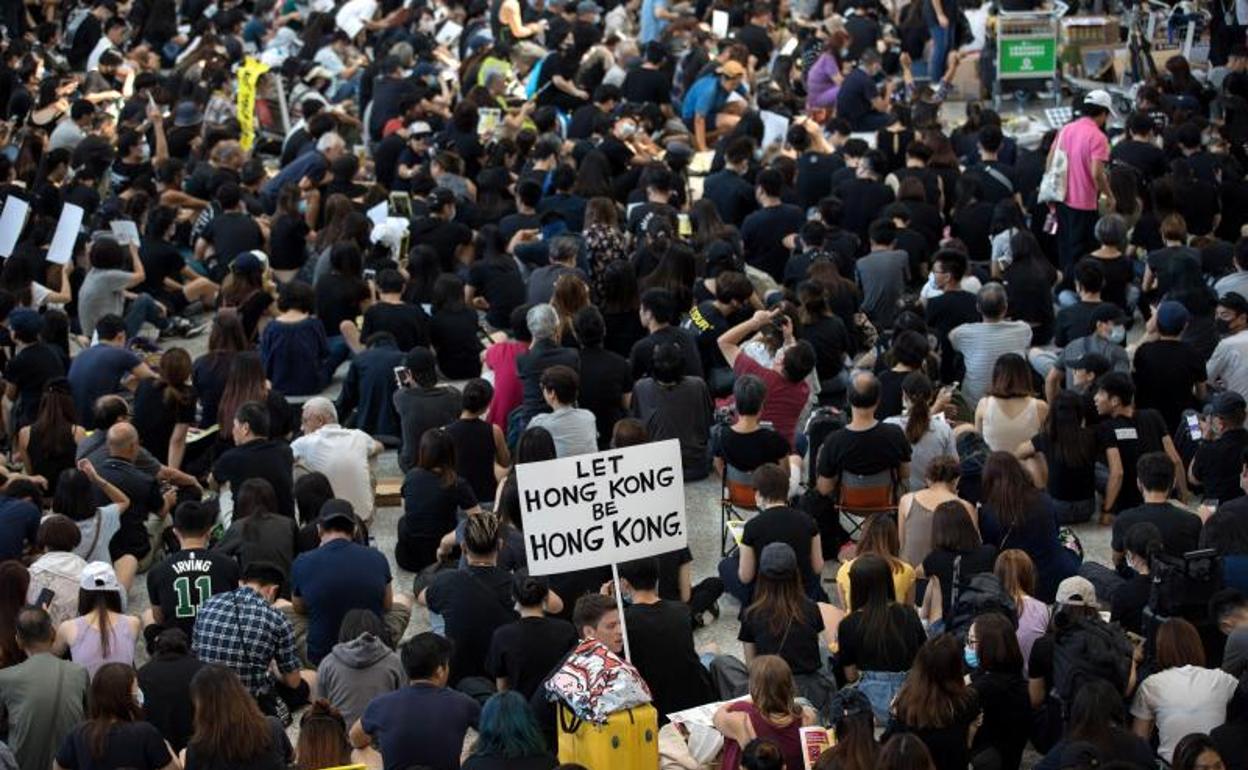 Manifestantes en el aeropuerto de Hong Kong. 