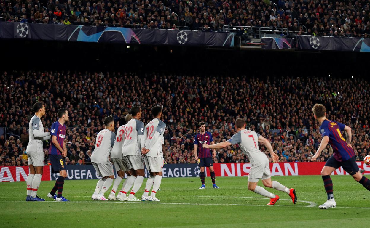 Leo Messi en el momento del golpeo del gol ante el Liverpool.