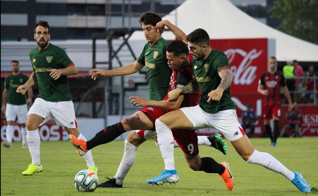 Disputa de balón de dos jugadodes del Athletic y uno del Mirandés. 