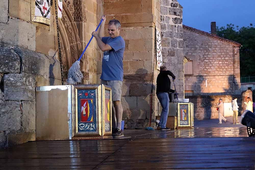 La lluvia no impidió que se celebrase la vigésimo octava edición de los Siete Infantes de Lara. Hoy y mañana tendrán lugar el segundo y tercer pase a partir de las 10 de la nocha 