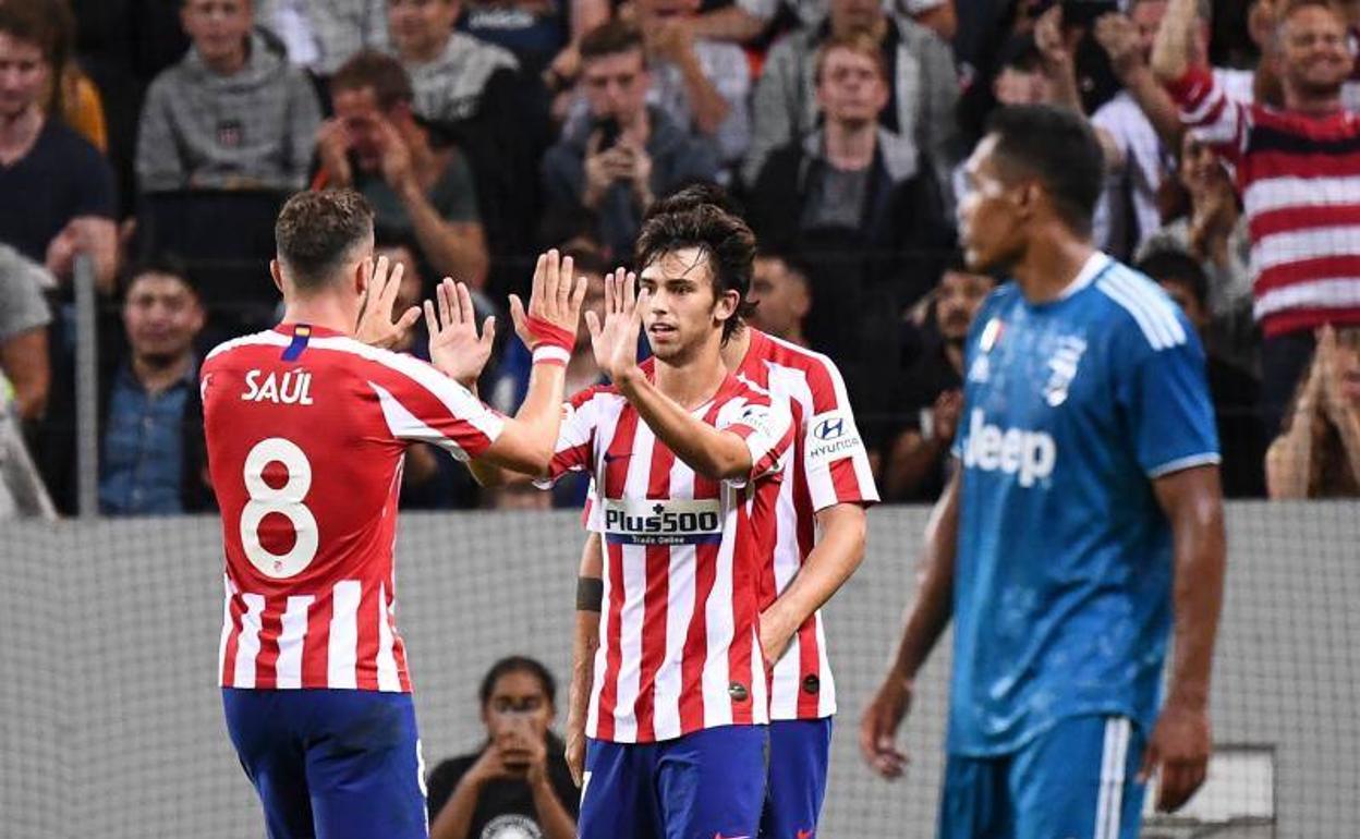 Joao Félix, celebrando el gol con Saúl.