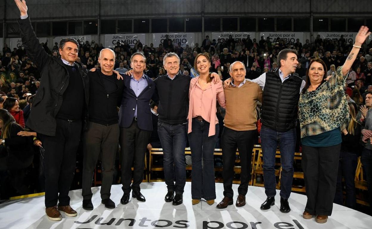 Posado de algunos intengrantes de 'Todos por el cambio'. 