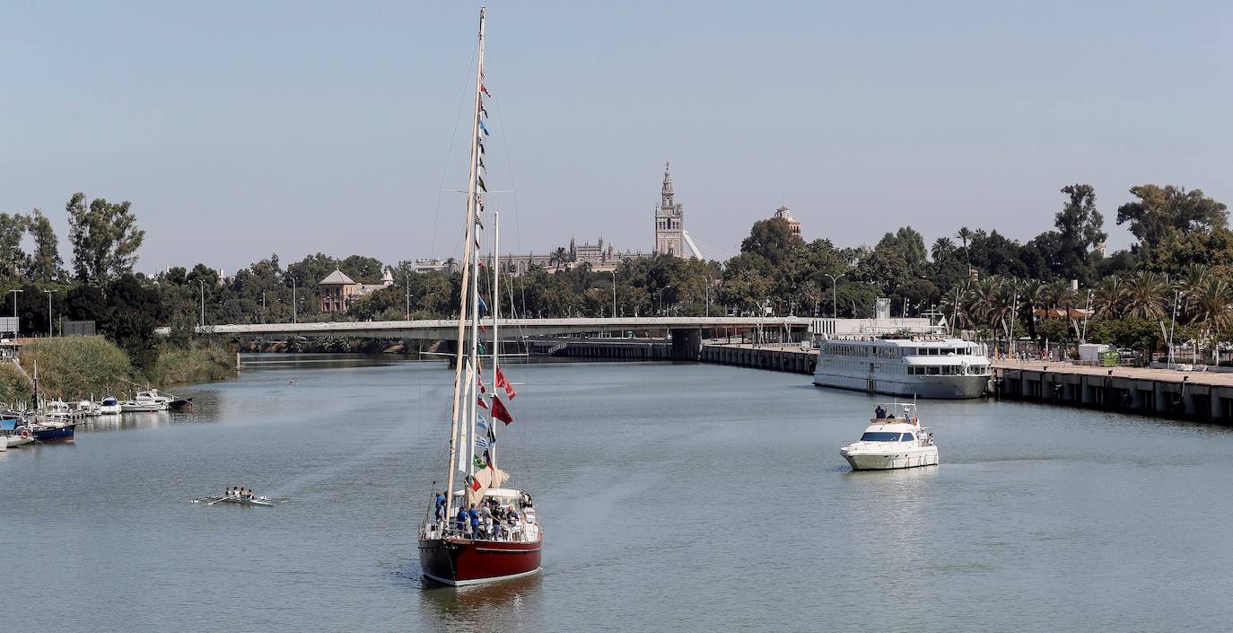 La tripulación en el velero 'Pros' se despide del muelle de las delicias en Sevilla para iniciar un viaje de 44.000 millas náuticas (81.500 kilómetros), el mismo que comenzó Fernando Magallanes y culminó Juan Sebastián Elcano. 