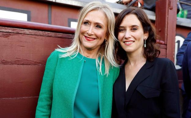 Isabel Díaz Ayuso (d), y la expresidenta Cristina Cifuentes asisten en la plaza de toros de Las Ventas. 