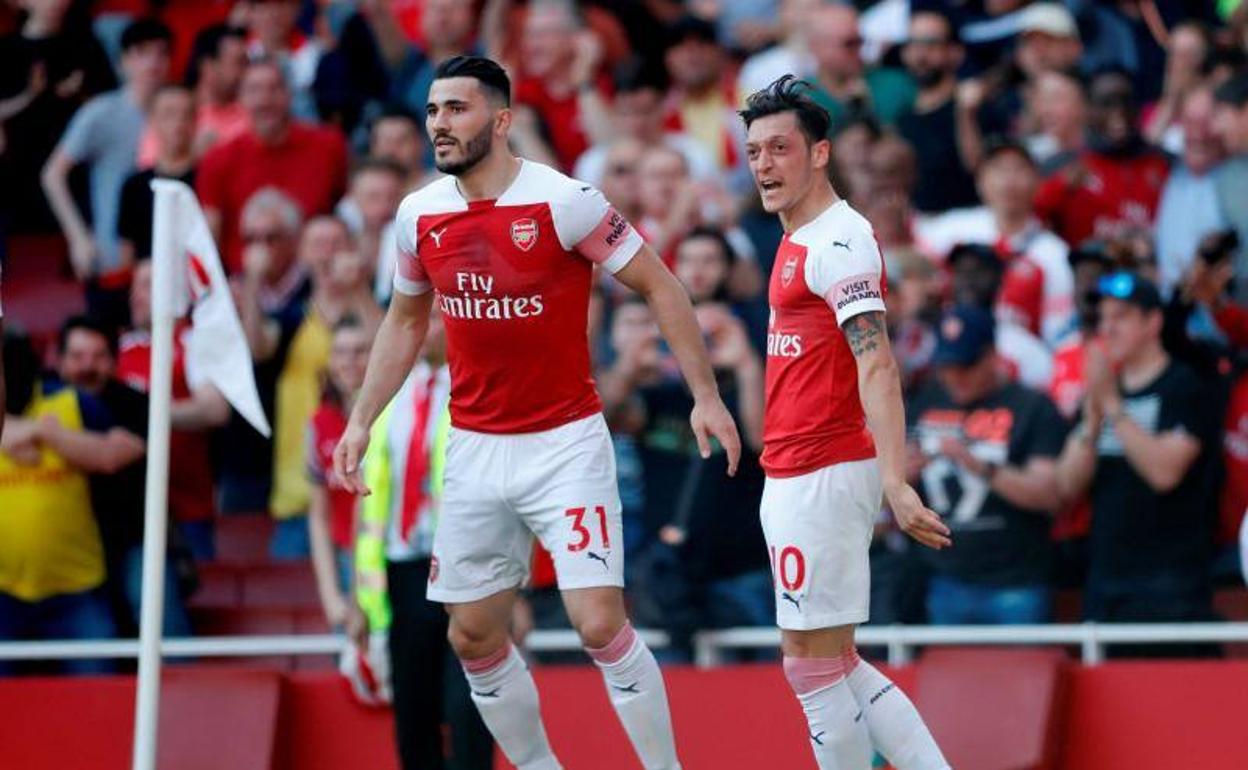 Kolasinac y Ozil, celebrando un gol en el Emirates Stadium.