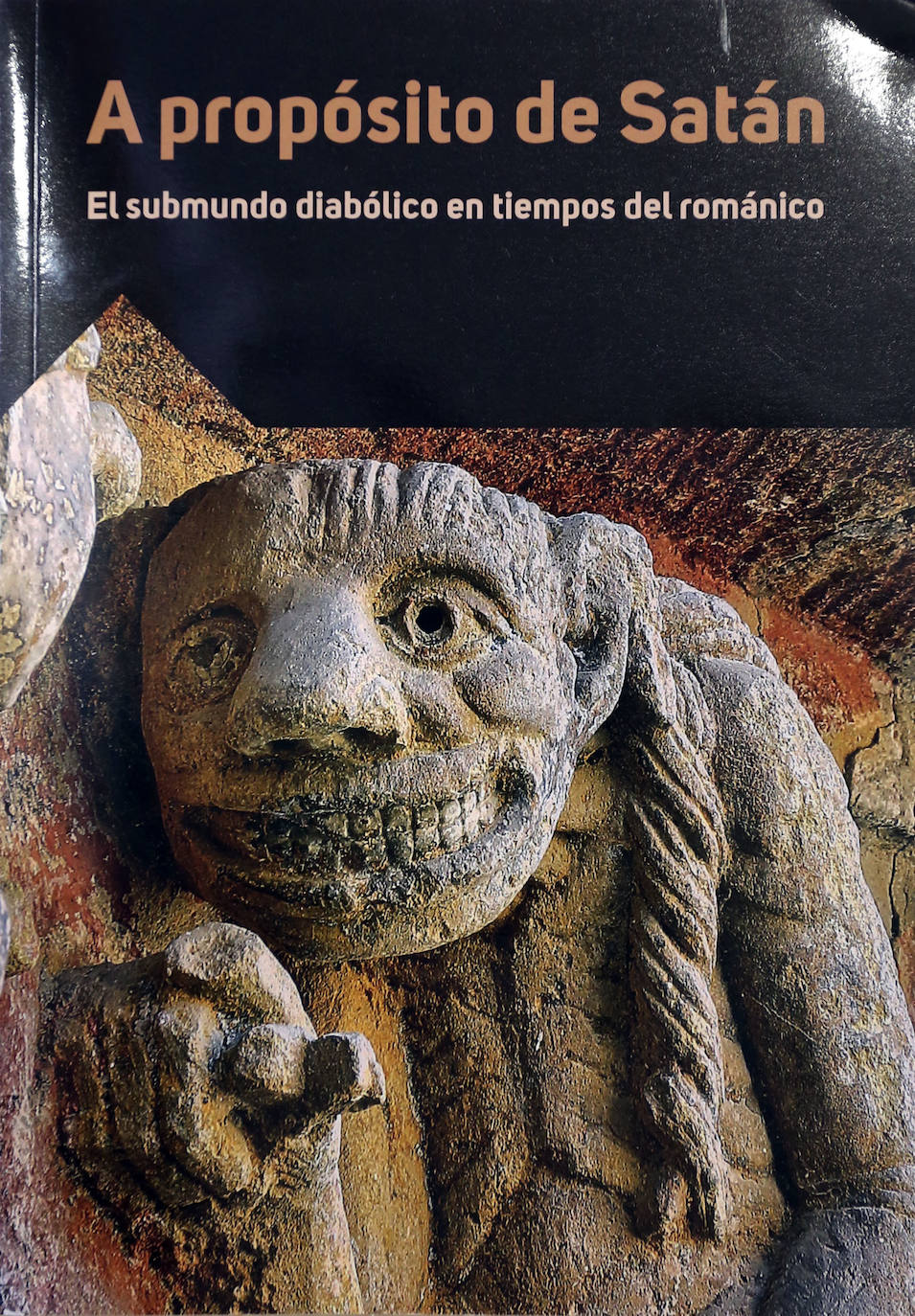 Portada del libro 'A propósito de Satán', publicado por la Fundación Santa María la Real, que repasa el protagonismo de la iconografía demoníaca en el arte románico