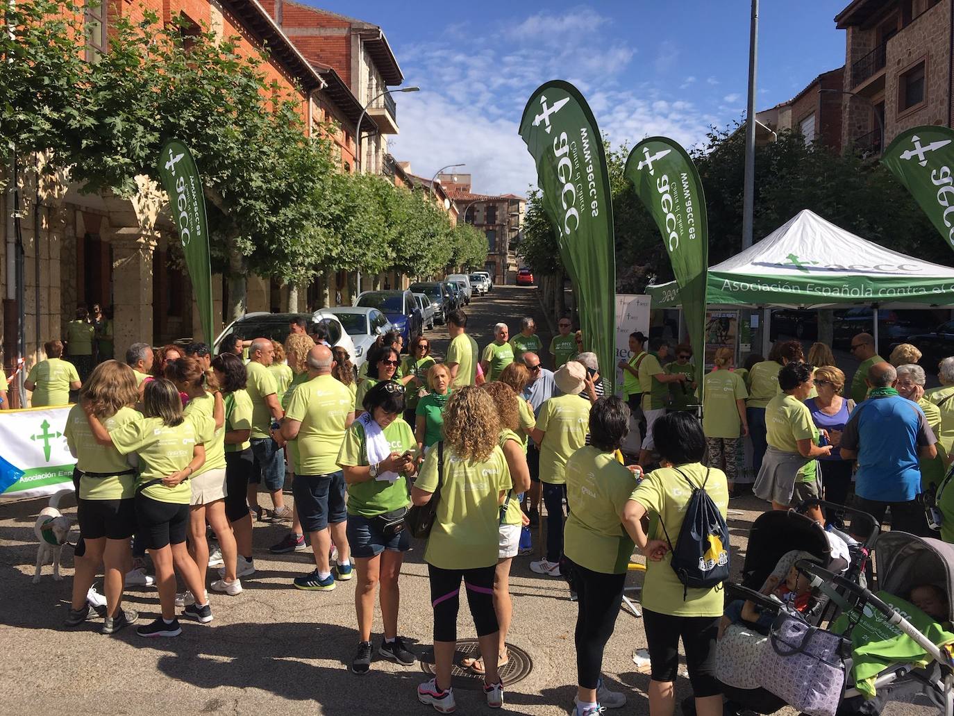 Vecinos de Huerta de Rey que han participado en la I Marcha contra el cáncer. 