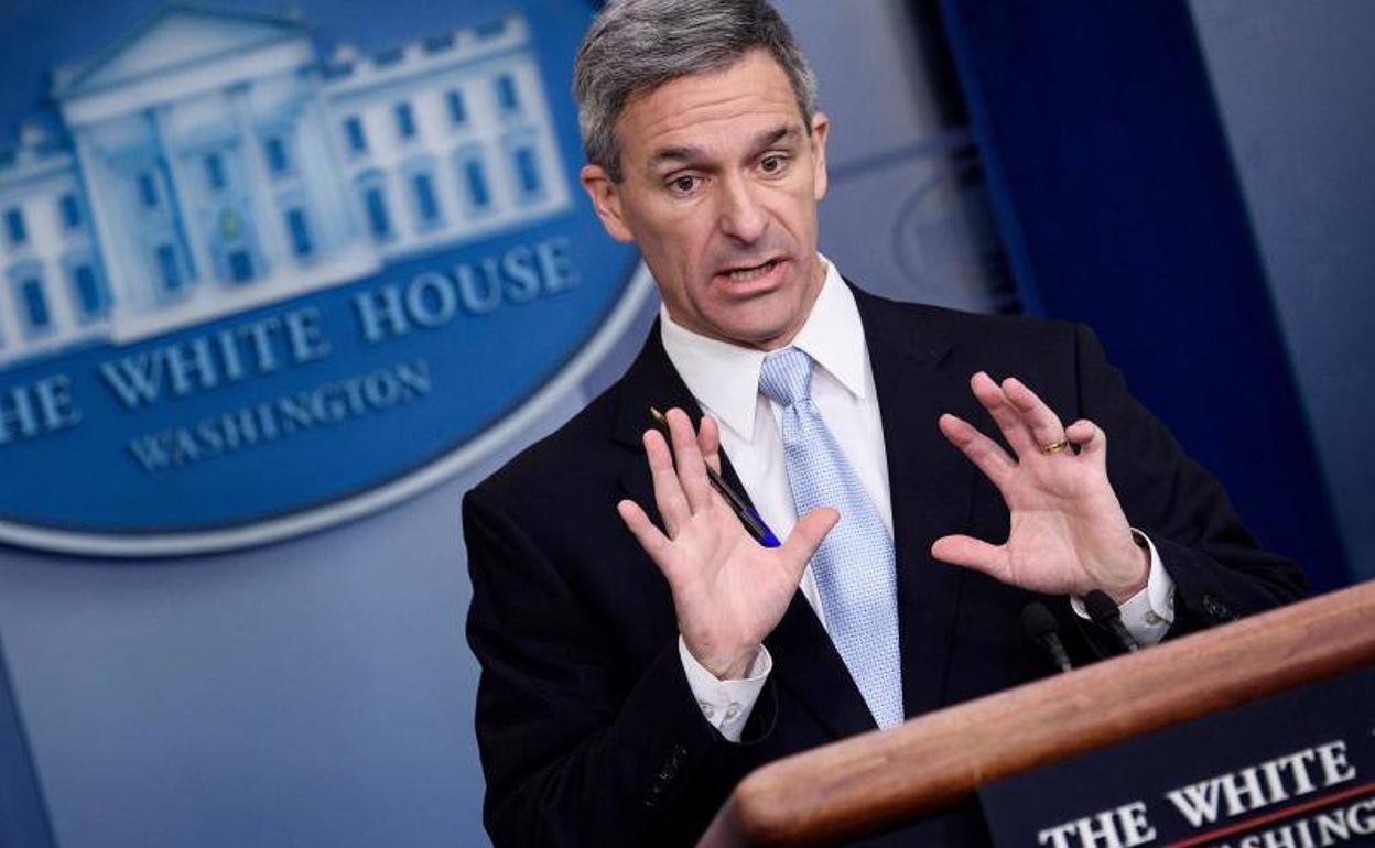 El director de los Servicios de Ciudadanía e Inmigración de Estados Undos, Ken Cuccinelli, esta mañana en una sesión informativa en la Casa Blanca. 