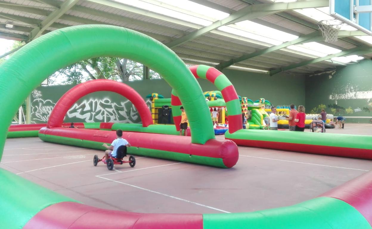 Parque infantil durante las fiestas de Arlanzón. 