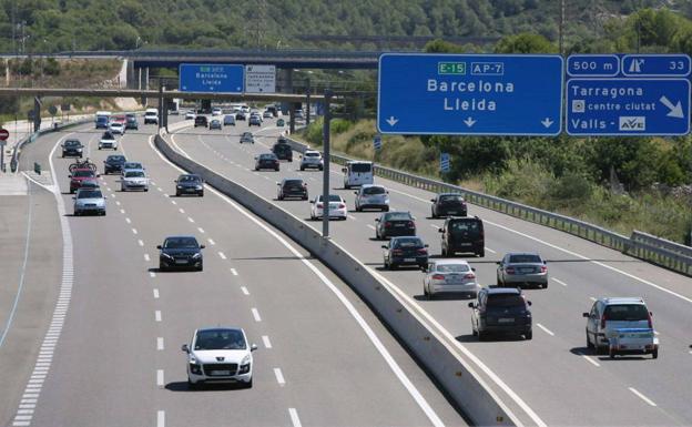 Coches circulando por una autovía.