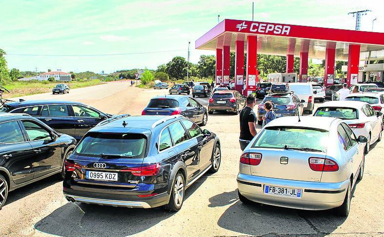 Colas en la gasolinera de Fuentes de Oñoro.